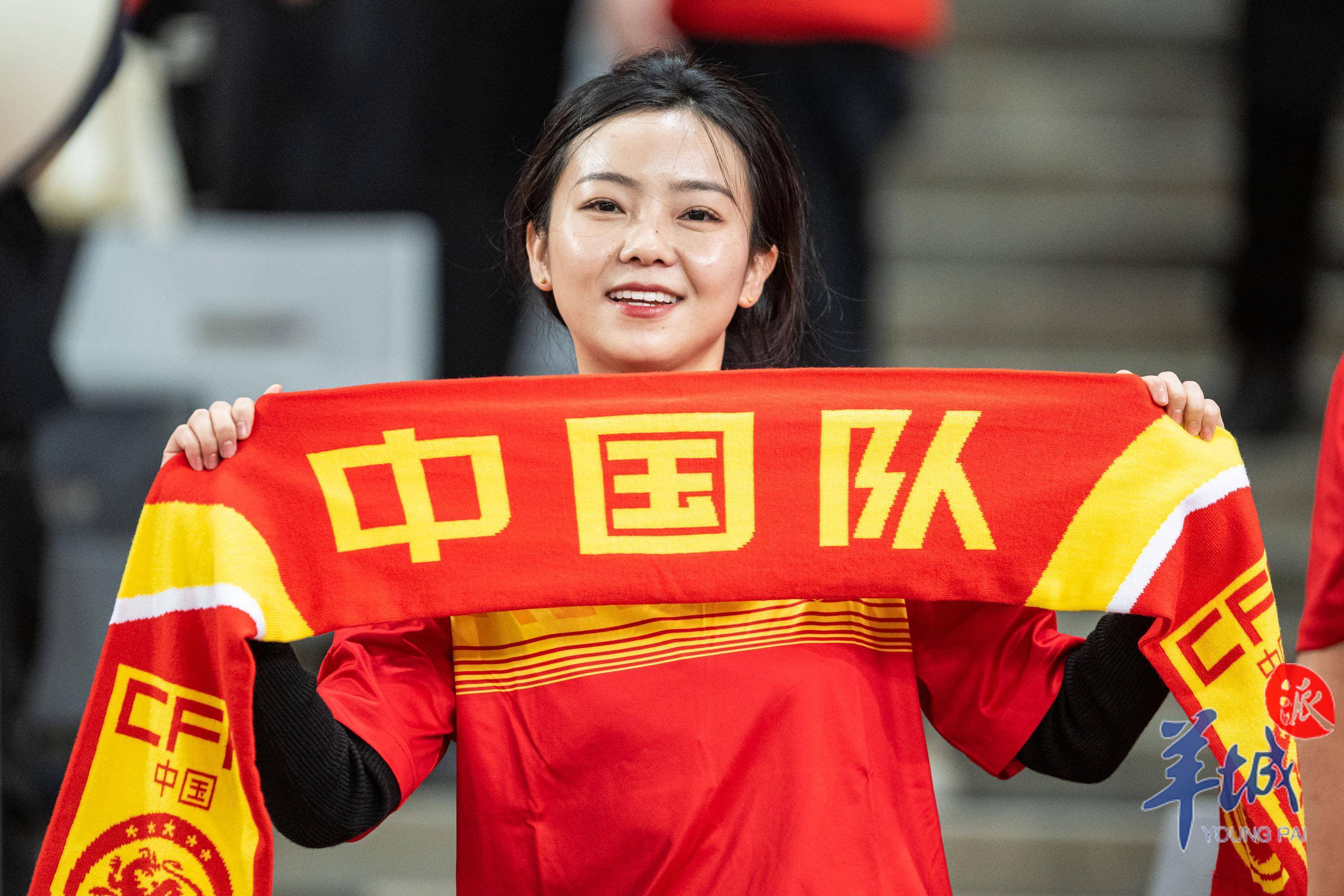 包含观众热情助威，中国女足队员斩获胜利的词条
